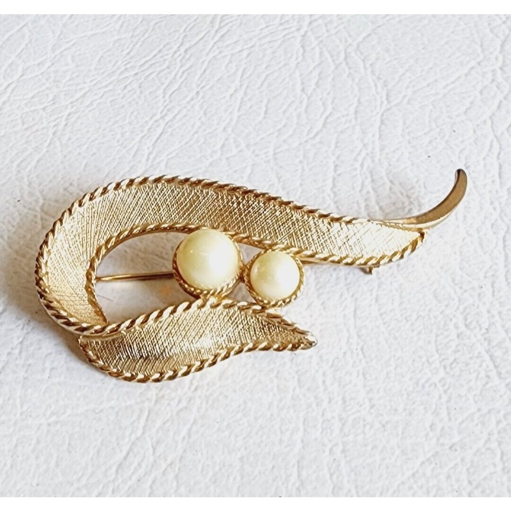 Signed Sarah Coventry Brushed Gold Tone Faux Pearl Swirl Brooch Pin Womens 50s
